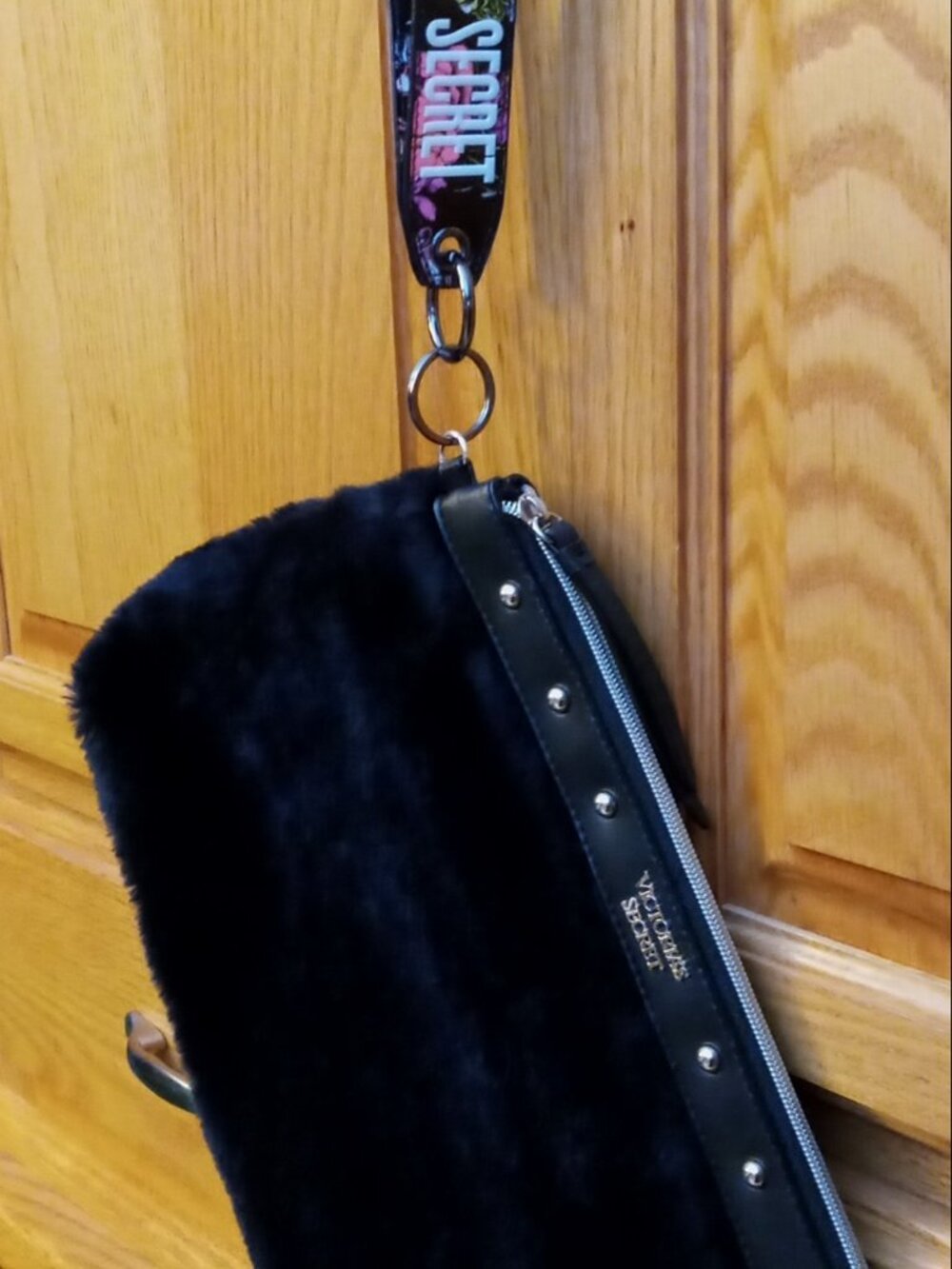 💗Victoria’s Secret Faux Fur Stud Large Wristlet/Clutch Handbag w/Floral Strap💗 - Picture 2 of 15